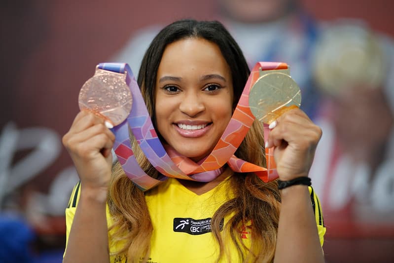 Rebeca Andrade, do Flamengo, mostrando medalhas conquistadas no Mundial
