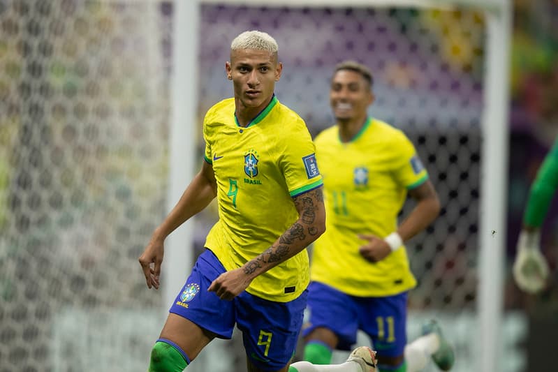 Richarlison comemorando gol pelo Brasil na Copa do Mundo