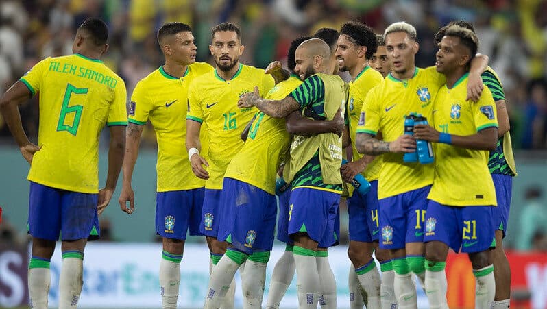 jogadores da Seleção Brasileira comemoram vitória contra Suíça da Copa do Mundo; Brasil está classificado para as oitavas de final