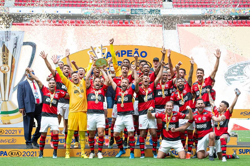 Jogadores do Flamengo comemorando ao título da SuperCopa em cima do Palmeiras