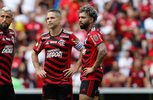 Diego, Vidal e Gabigol em jogo do Flamengo