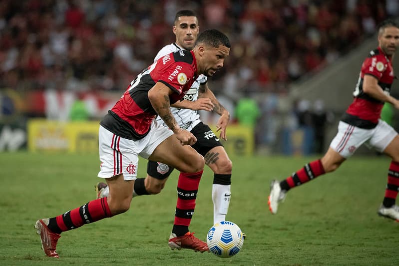Vitor Gabriel pelo Flamengo em jogo contra o Corinthians; jogador foi anunciado como nova contratação do Ceará