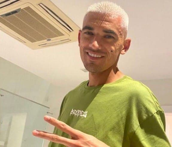 Goleiro Santos do Flamengo com cabelo descolorido
