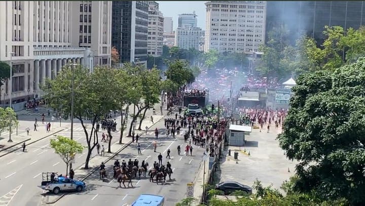 Polícia dispersa torcida com bombas e gás em confusão na festa do Flamengo