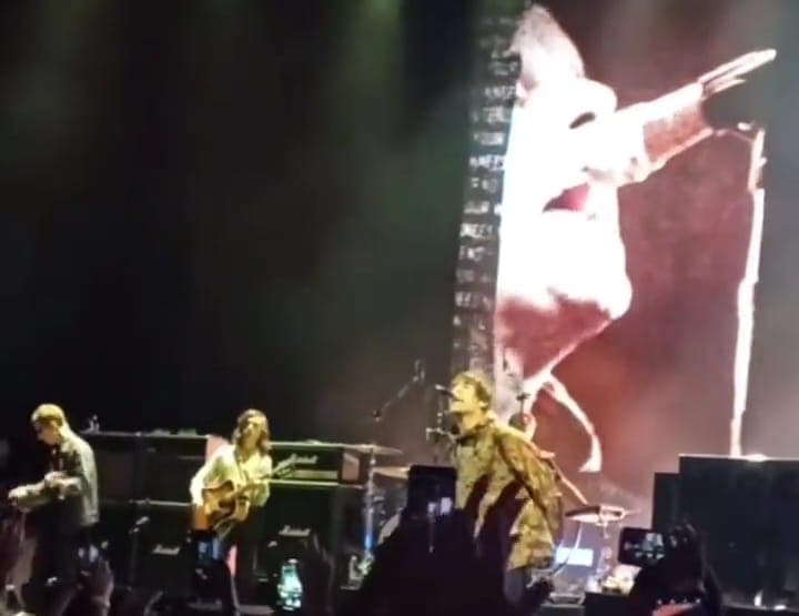 Liam Gallagher em show no Rio de Janeiro; Zico é homenageado