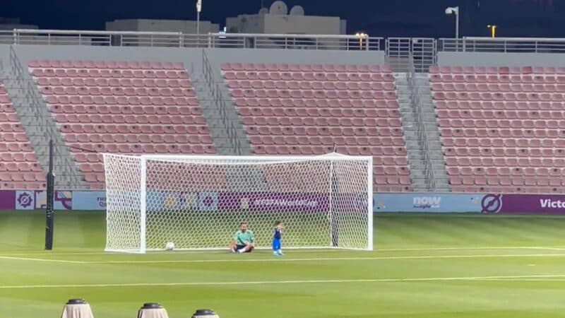 Everton Ribeiro brinca com o filho em treino da Seleção Brasileira