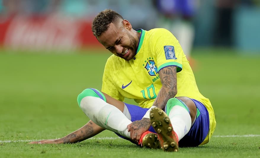 Neymar e Danilo viram desfalques do Brasil na fase de grupos da Copa do Mundo