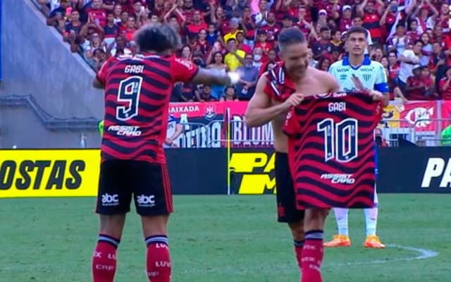 Gabigol recebe camisa 10 do Flamengo