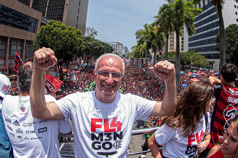 Dorival Júnior comemora no desfile que consagra os títulos do Flamengo em 2022