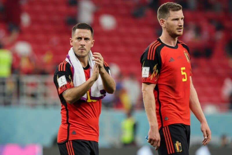 O atacante belga #10 Eden Hazard e o zagueiro belga #05 Jan Vertonghen aplaudem os torcedores durante a partida de futebol do Grupo F da Copa do Mundo de 2022 entre Bélgica e Canadá no Estádio Ahmad Bin Ali em Al-Rayyan, a oeste de Doha, em 23 de novembro