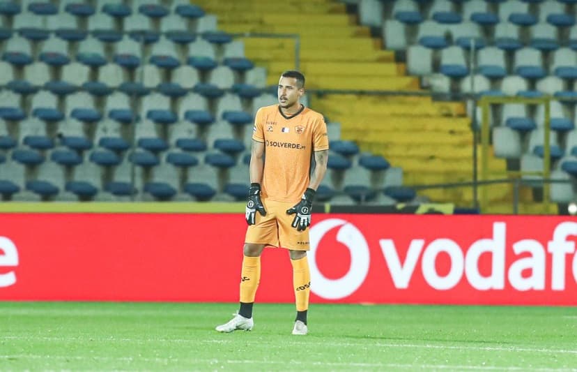 Gabriel Batista, ex-goleiro do Flamengo, com a camisa do Santa Clara