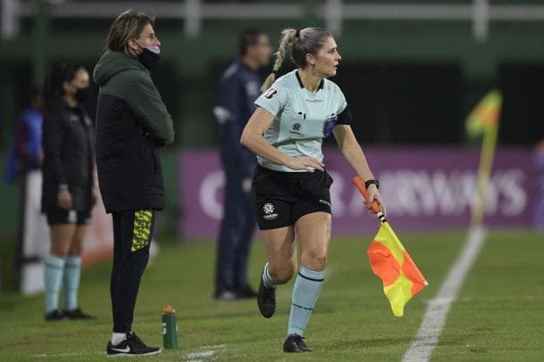 Neuza Back em ação no futebol sul-americano.