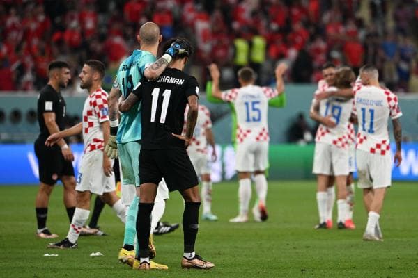 Croatas comemoram vitória sobre o Canadá.