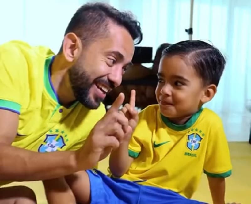 Everton Ribeiro e seu filho comemorando convocação da Seleção Brasileira