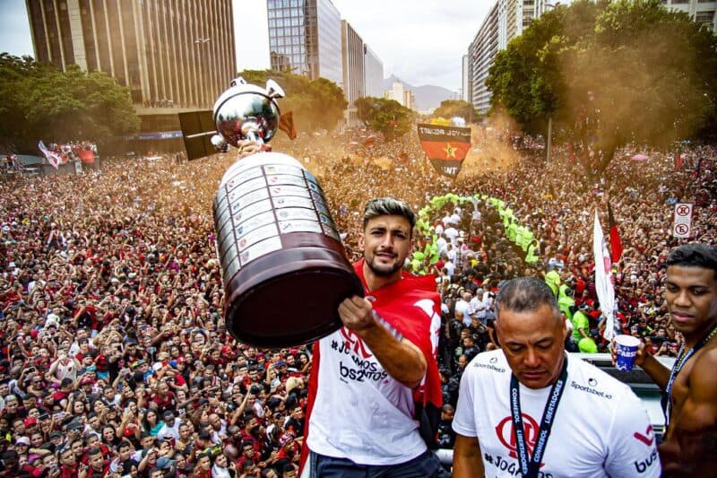Arrascaeta comemora Libertadores do Flamengo em cima do trio
