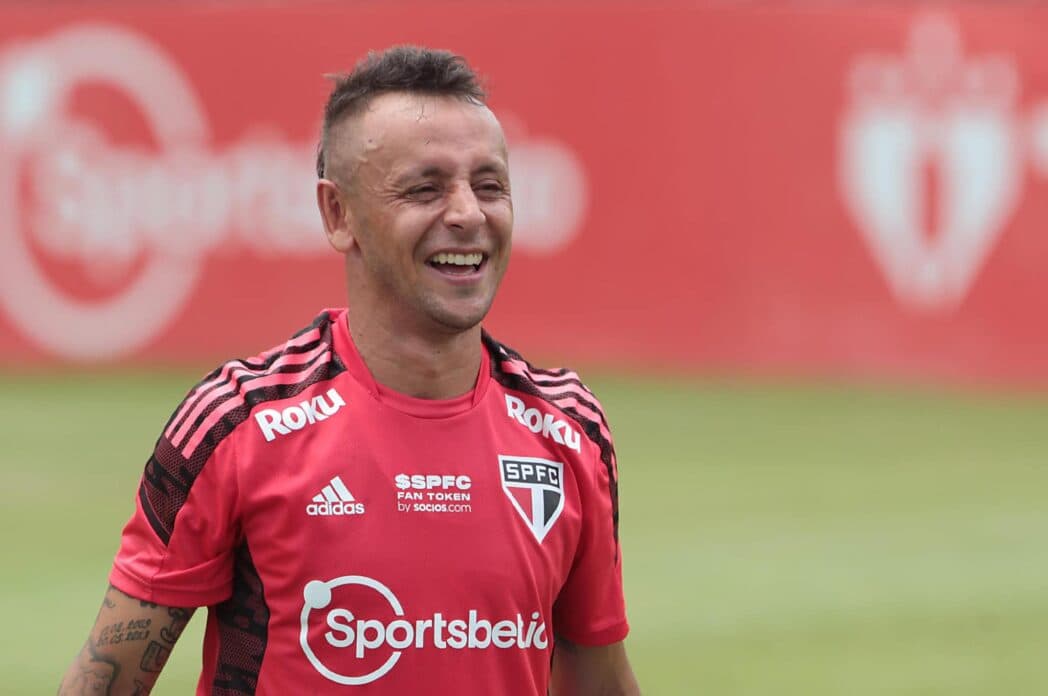 rafinha estaria na mira do flamengo mas pode continuar no são paulo