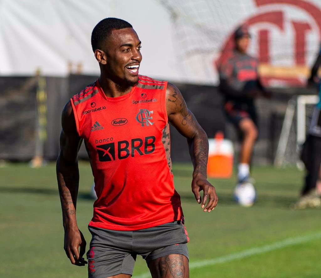 Ramon em treino do Flamengo; jogador está da saída para o Olympiacos e renderá dinheiro ao Nova Iguaçu