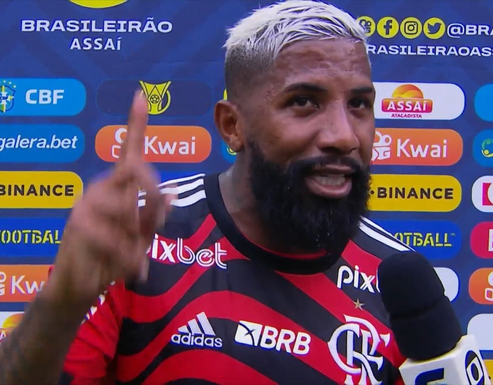 Rodinei dando entrevista sobre seu futuro no Flamengo