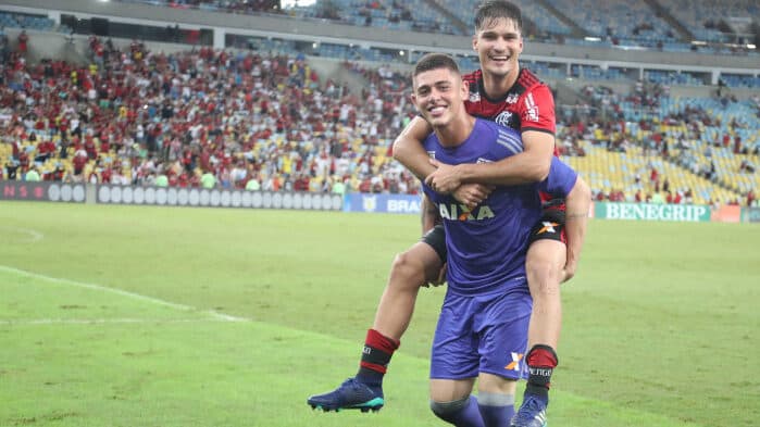 yago darub vibra ao lado de thuler no flamengo