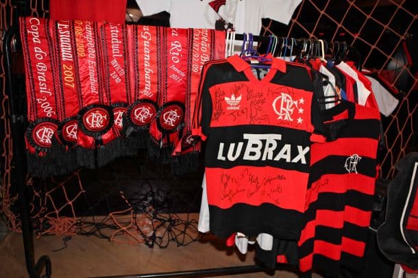 Manto Sagrado do Flamengo com patrocínio do Lubrax, marca de óleo lubrificante da Petrobras; Governo quer retorno de patrocíno de estatais no esporte