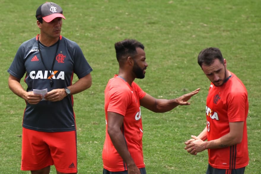 Ex-atacante do Flamengo deixa a China e acerta com clube da Série D