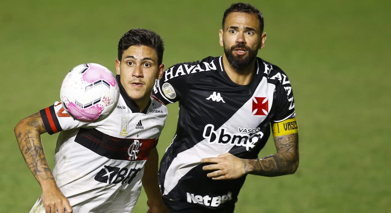 Leandro Castán, pelo Vasco, disputa bola com Pedro, do Flamengo