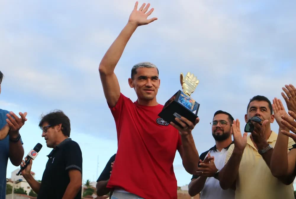 De férias, Santos se emociona ao ser homenageado em sua cidade natal