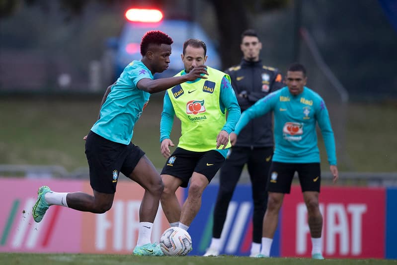Everton Ribeiro e Vinícius Júnior juntos na Seleção Brasileira durante Copa do Mundo; dupla se encontra no Mundial de Clubes em possível final entre Flamengo e Real Madrid