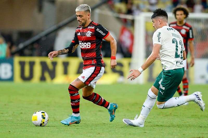 Arrascaeta em jogo entre Flamengo e Palmeiras