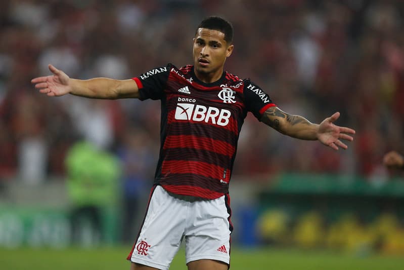 João Gomes em jogo do Flamengo; de acordo com o balanço do clube, venda do atleta ao Wolverhampton está no top-5 de vendas mais caras da história
