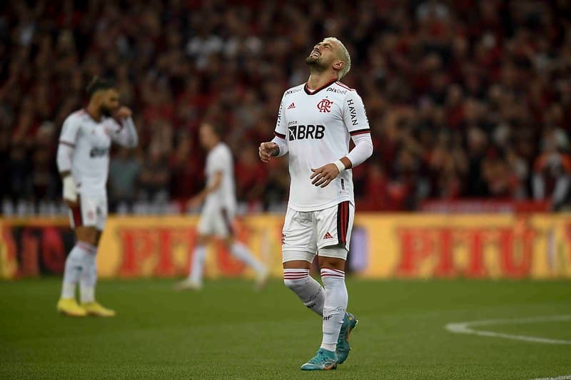 Arrascaeta em campo é mais um estrangeiro com a camisa do Flamengo