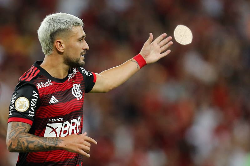 Arrascaeta em campo com a camisa do Flamengo