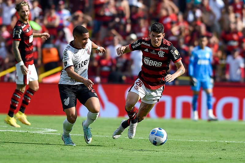 Ayrton Lucas substituiu Filipe Luís na final da Libertadores contra o Athletico