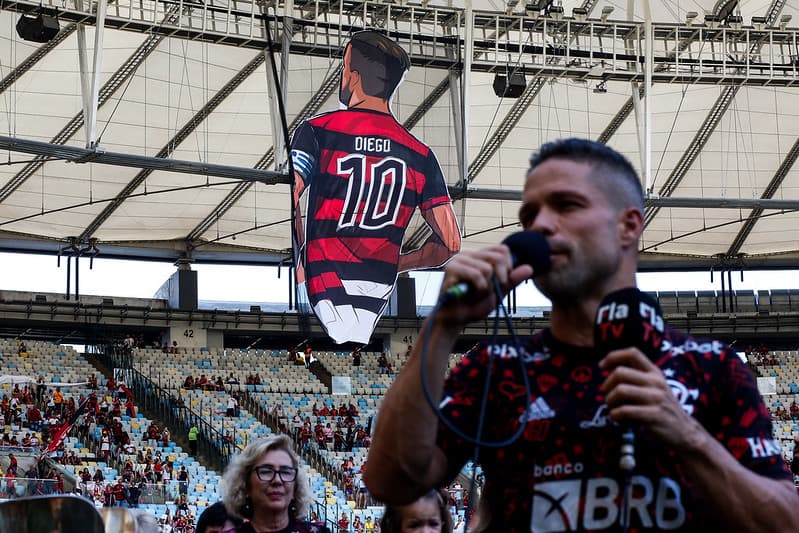 Diego Ribas no dia de sua despedida do Flamengo; jogador se aposentou no jogo contra o Avaí