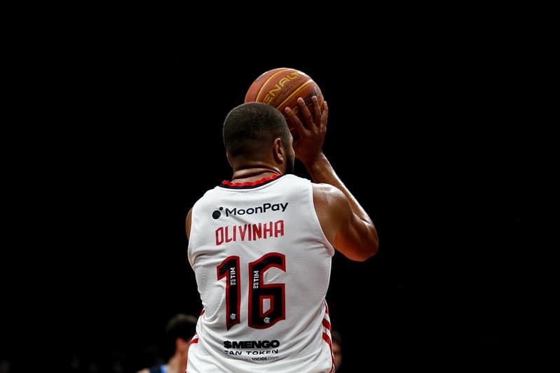 Olivinha com a camisa do Flamengo no NBB
