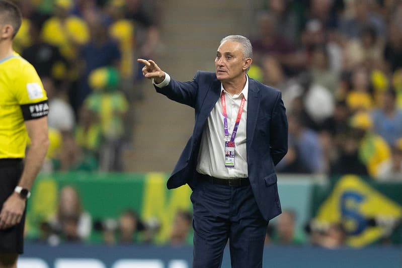 Técnico Tite durante jogo da Seleção Brasileira contra Camarões na Copa do Mundo do Catar.