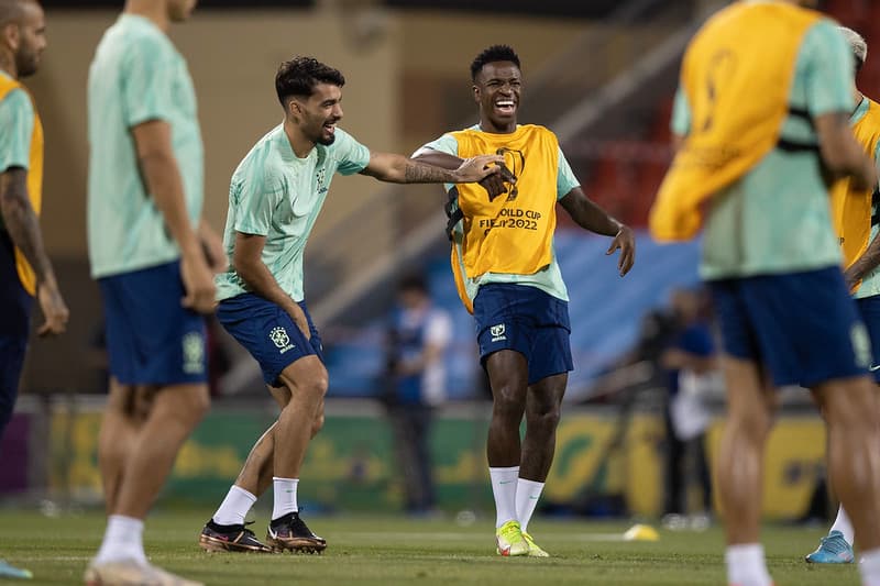 Crias do Flamengo, Vini e Paquetá fizeram o mesmo que Zico e Júnior em um Brasil x Argentina 40 anos atrás