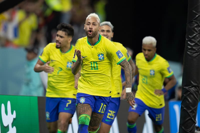 Neymar Jr comemora gol contra a Croácia na Copa do Mundo.