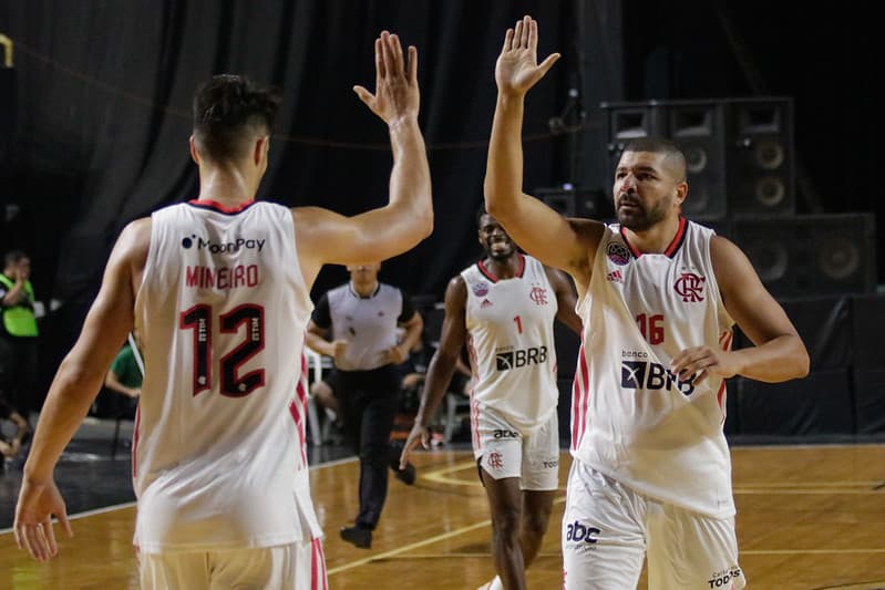 Olivinha e Rafael Mineiro em vitória do Flamengo contra o Peñarol na Champions League Américas