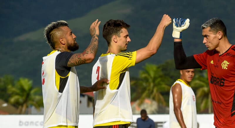 rodrigo caio ao lado de vidal e santos no flamengo