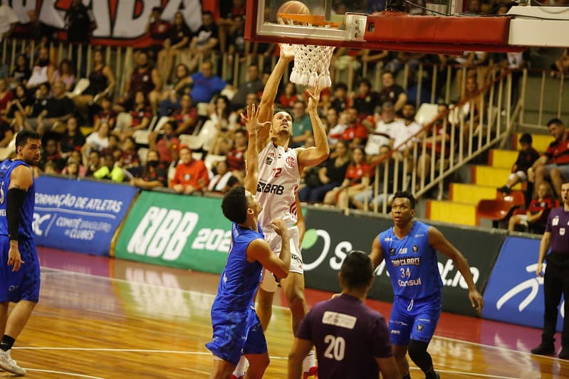 FlaBasquete chega ao 5º jogo no ano com mais de 100 pontos