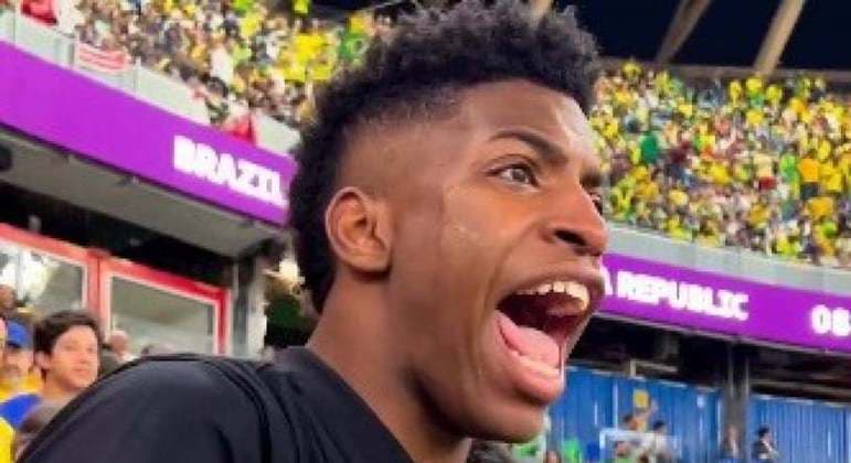 Netinho, irmão de Vinícius Júnior, fica louco nas arquibancadas