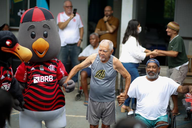 Urubuzão e Binho, mascotes do Flamengo. junto dos idosos na Unidade de Reinserção Social Maria Vieira Bazani