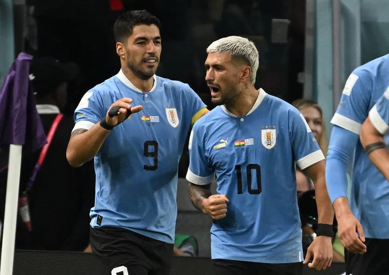 Arrascaeta e Suárez comemorando gol do Uruguai na Copa do Mundo; meia do Flamengo desejou boas-vindas ao novo reforço do Grêmio