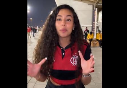 Apresentadora da FIFA de camisa do Flamengo.
