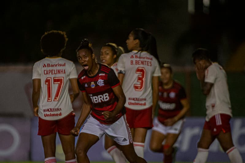 Daiane em campo com a camisa do Flamengo; zagueira falou sobre desenvolvimento do futebol feminino e da Copa do Mundo de 2023