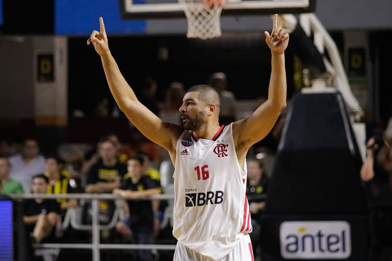 Olivinha pelo time do Flamengo de Basquete; Flamengo venceu o Cerrado pelo NBB
