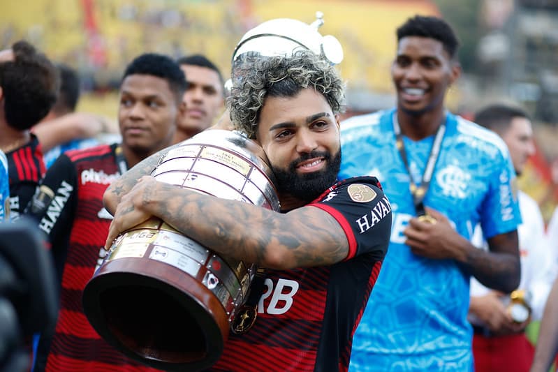 Gabigol com a taça da Libertadores que conquistou com o Flamengo em 2022