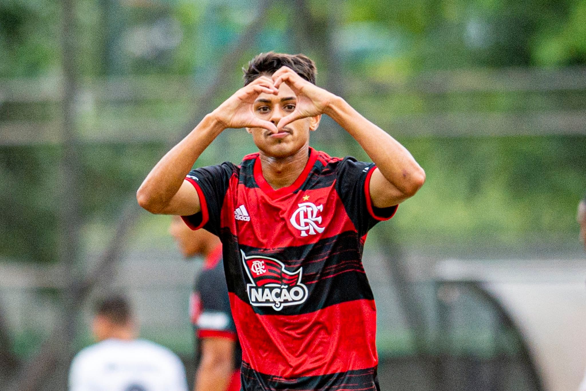 Gabriel Barros comemora gol na Gávea.