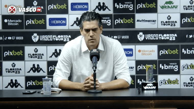 Diretor do Vasco se incomoda com perguntas sobre Flamengo em coletiva